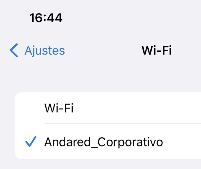 Ajustes de Wi-Fi con Andared_Corporativo marcada con un visto