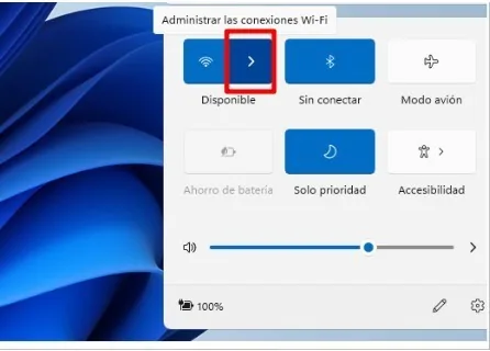 Panel de configuración rápida de Windows 11 con la flecha del icono de wifi señalada