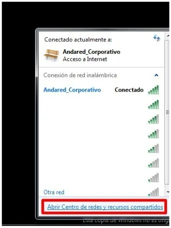 Panel de redes inalámbricas con el enlace Abrir Centro de redes señalado